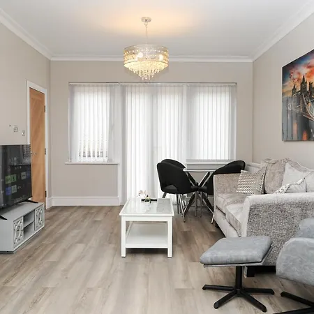 Luxury 5 Star Apartments, Parking, Garden, Near Metro Stations 10-15Mins To Лондон Экстерьер фото