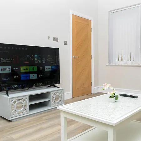Luxury 5 Star Apartments, Parking, Garden, Near Metro Stations 10-15Mins To Лондон Экстерьер фото