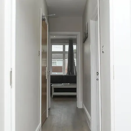 Luxury 5 Star Apartments, Parking, Garden, Near Metro Stations 10-15Mins To Лондон Экстерьер фото