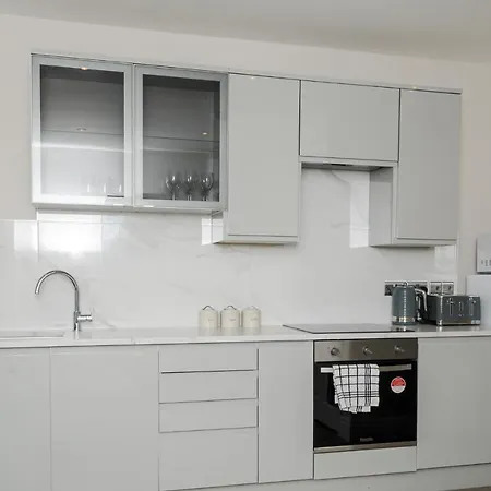 Luxury 5 Star Apartments, Parking, Garden, Near Metro Stations 10-15Mins To Лондон Экстерьер фото