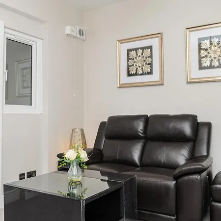 Luxury 5 Star Apartments, Parking, Garden, Near Metro Stations 10-15Mins To Лондон Экстерьер фото