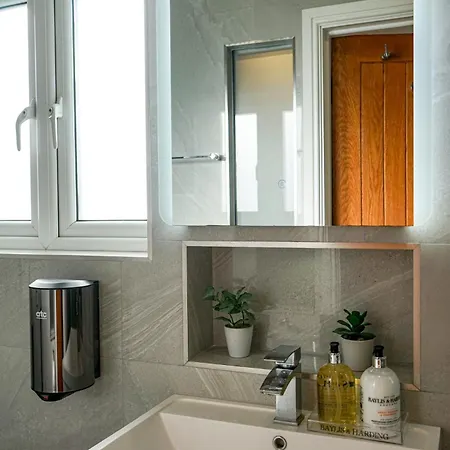 Luxury 5 Star Apartments, Parking, Garden, Near Metro Stations 10-15Mins To Лондон Экстерьер фото