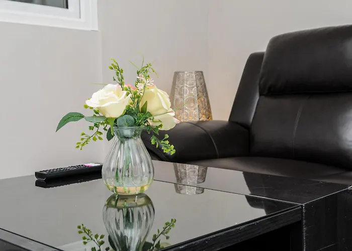 Luxury 5 Star Apartments, Parking, Garden, Near Metro Stations 10-15Mins To London