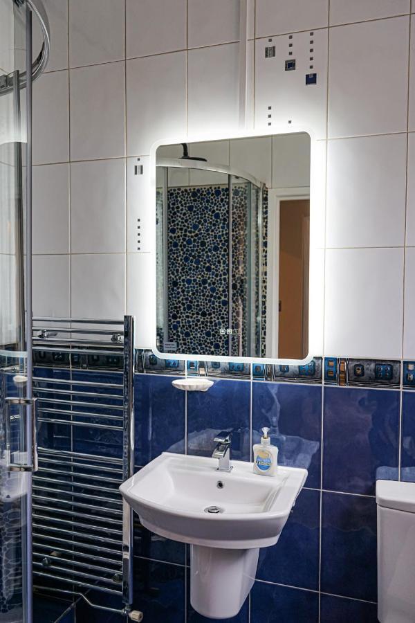 Luxury 5 Star Apartments, Parking, Garden, Near Metro Stations 10-15mins To Апартаменты