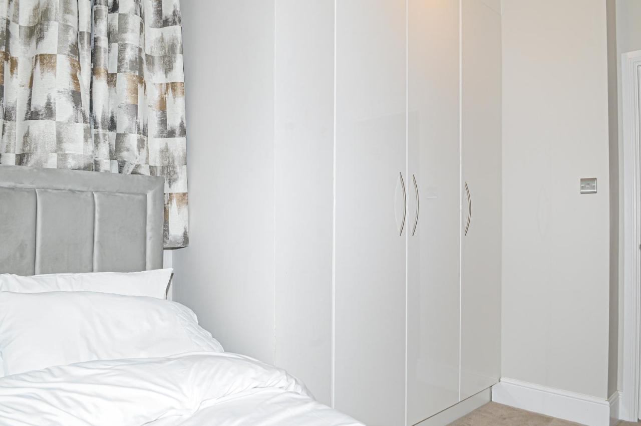 Luxury 5 Star Apartments, Parking, Garden, Near Metro Stations 10-15mins To Апартаменты Лондон