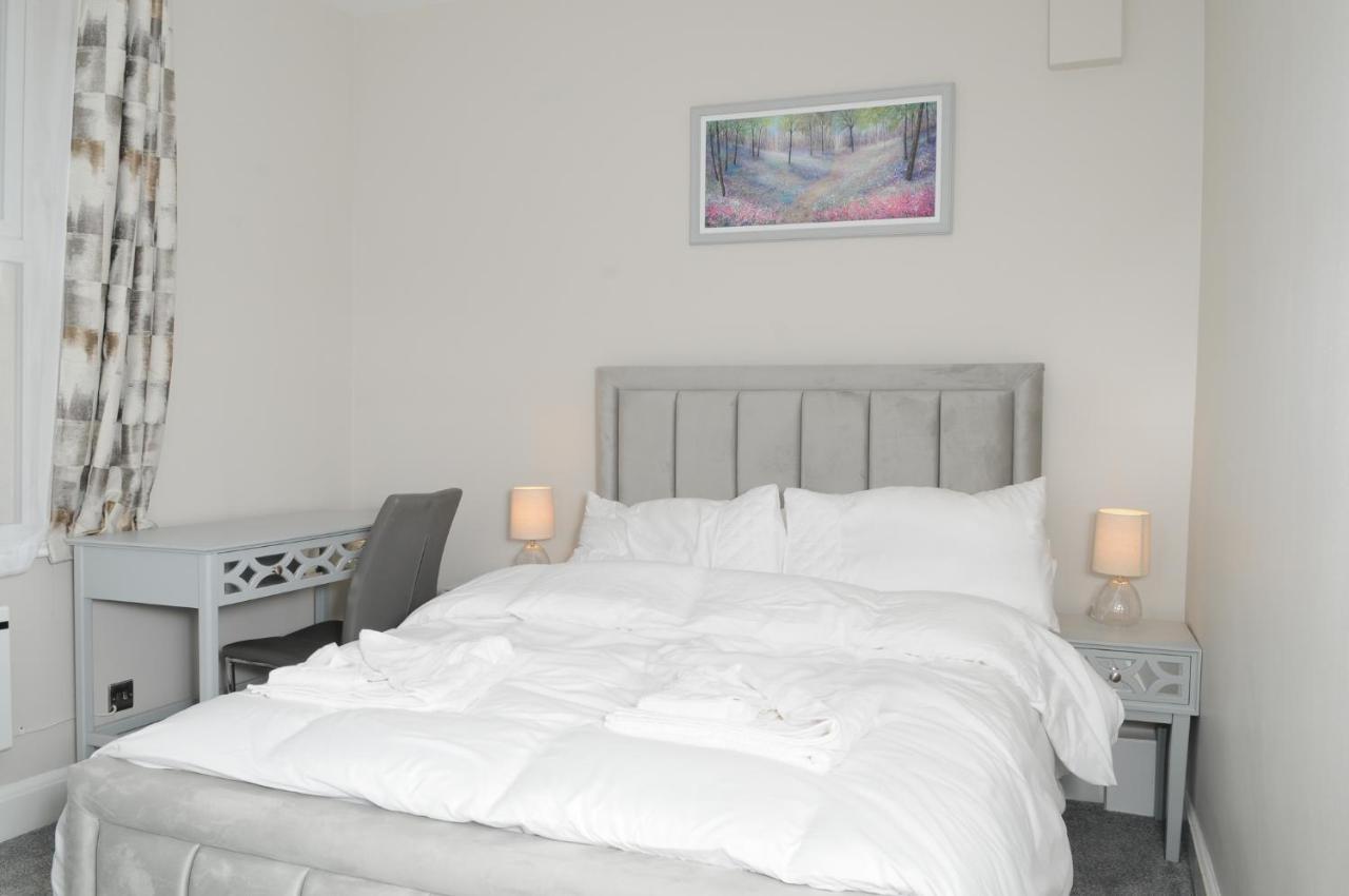 Luxury 5 Star Apartments, Parking, Garden, Near Metro Stations 10-15mins To Апартаменты