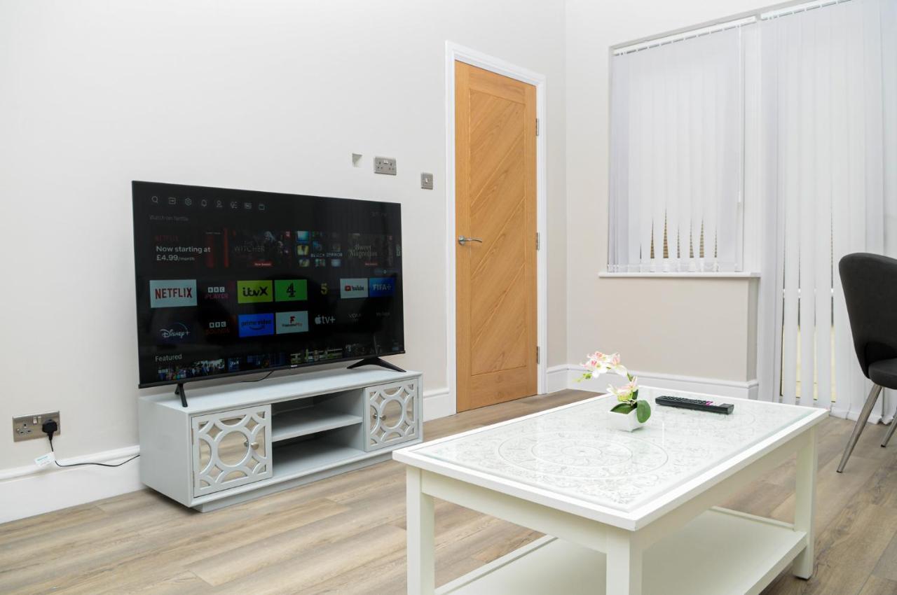 Апартаменты Luxury 5 Star Apartments, Parking, Garden, Near Metro Stations 10-15mins To