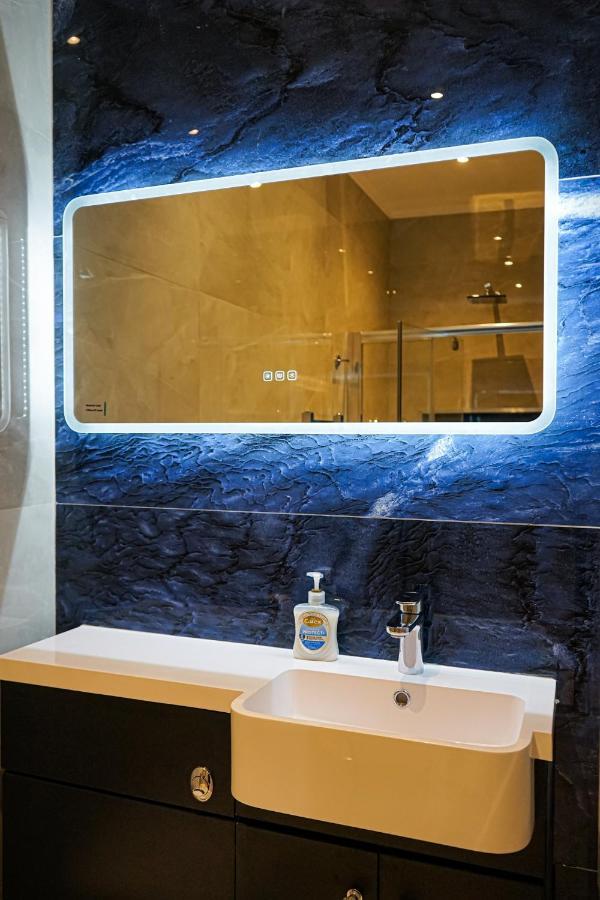Luxury 5 Star Apartments, Parking, Garden, Near Metro Stations 10-15mins To Апартаменты