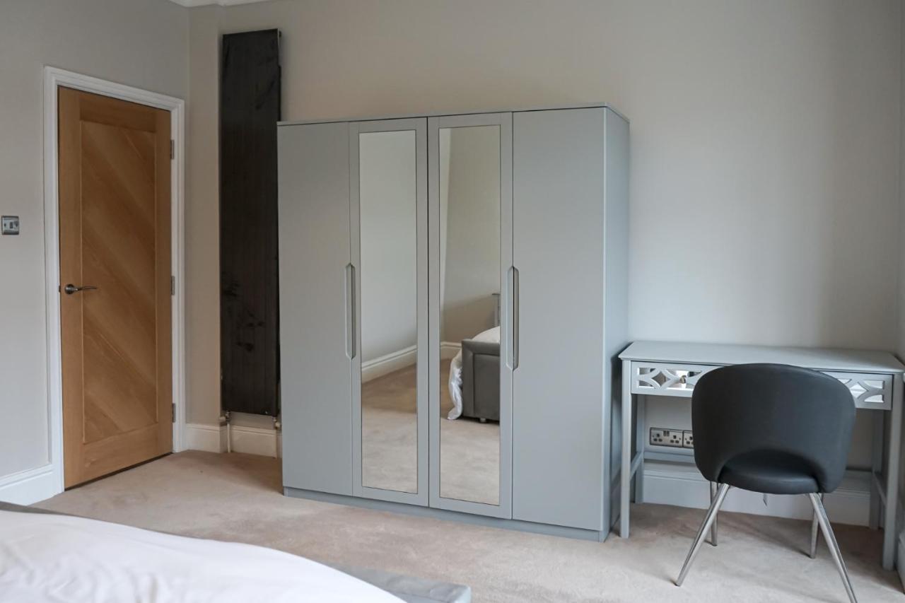 Luxury 5 Star Apartments, Parking, Garden, Near Metro Stations 10-15mins To Апартаменты Лондон