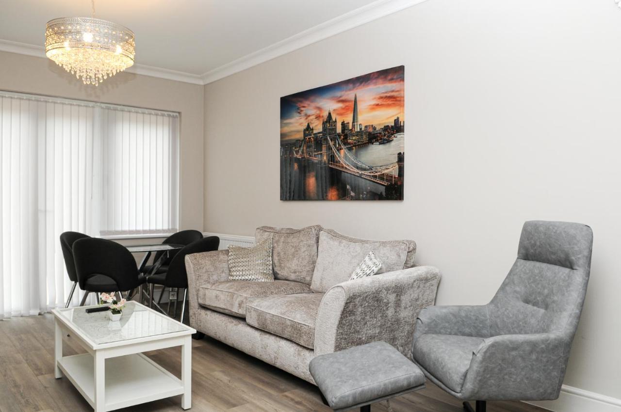 Luxury 5 Star Apartments, Parking, Garden, Near Metro Stations 10-15mins To Апартаменты