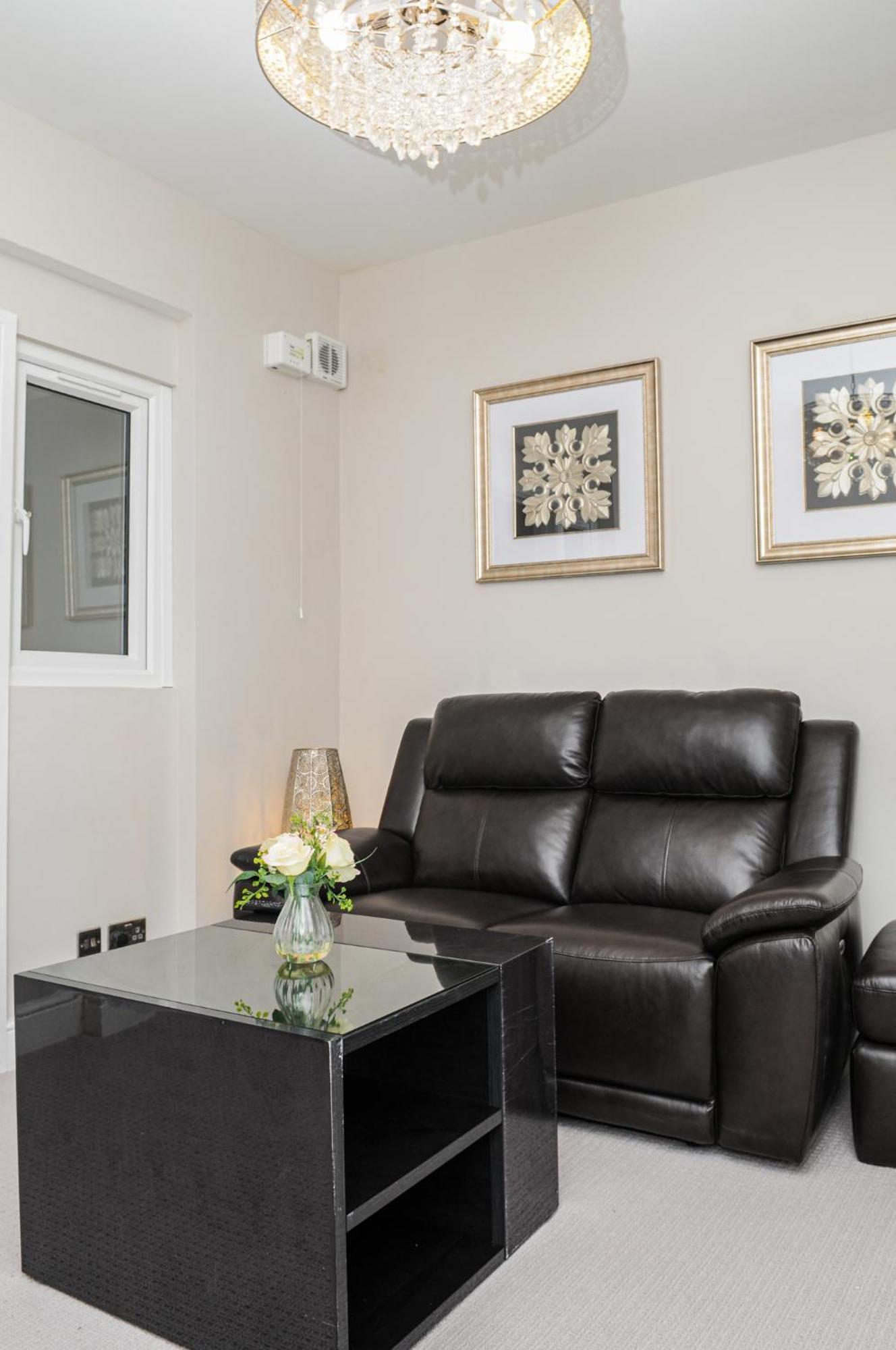 Luxury 5 Star Apartments, Parking, Garden, Near Metro Stations 10-15mins To Апартаменты