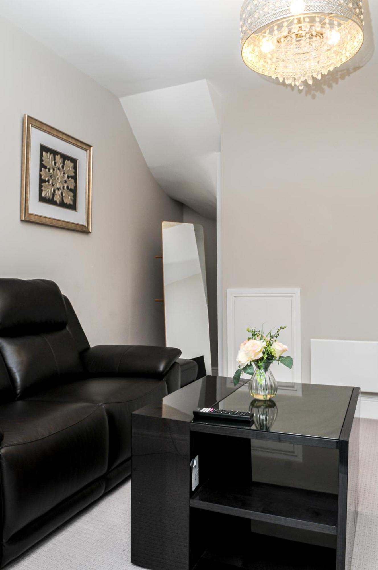 Апартаменты Luxury 5 Star Apartments, Parking, Garden, Near Metro Stations 10-15mins To *