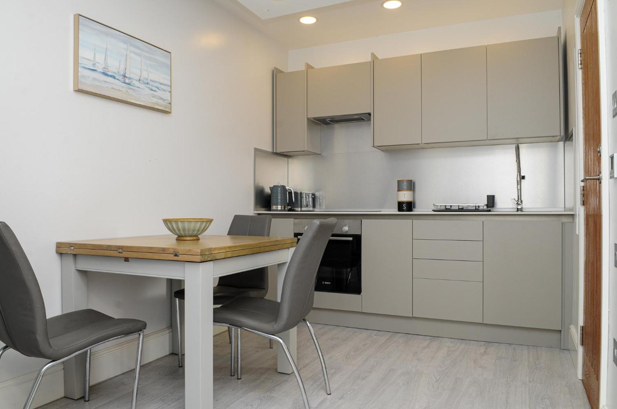Luxury 5 Star Apartments, Parking, Garden, Near Metro Stations 10-15mins To Апартаменты Лондон
