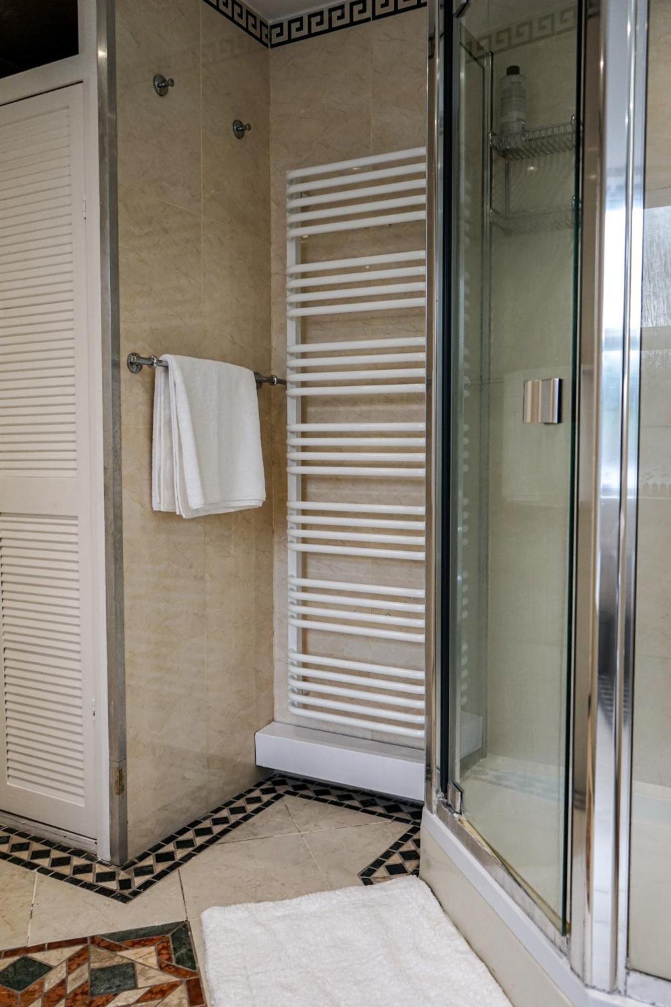 Luxury 5 Star Apartments, Parking, Garden, Near Metro Stations 10-15mins To Апартаменты *