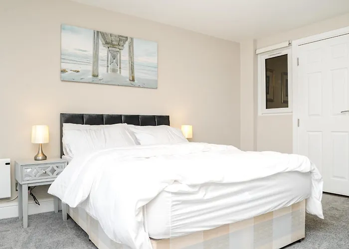 Luxury 5 Star Apartments, Parking, Garden, Near Metro Stations 10-15Mins To London